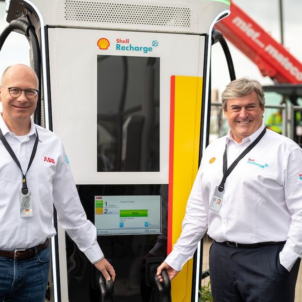 ABB 360kW Shell charger with Frank Muehlon, CEO for ABB E-mobility and István Kapitány, Global Executive Vice President for Shell Mobility